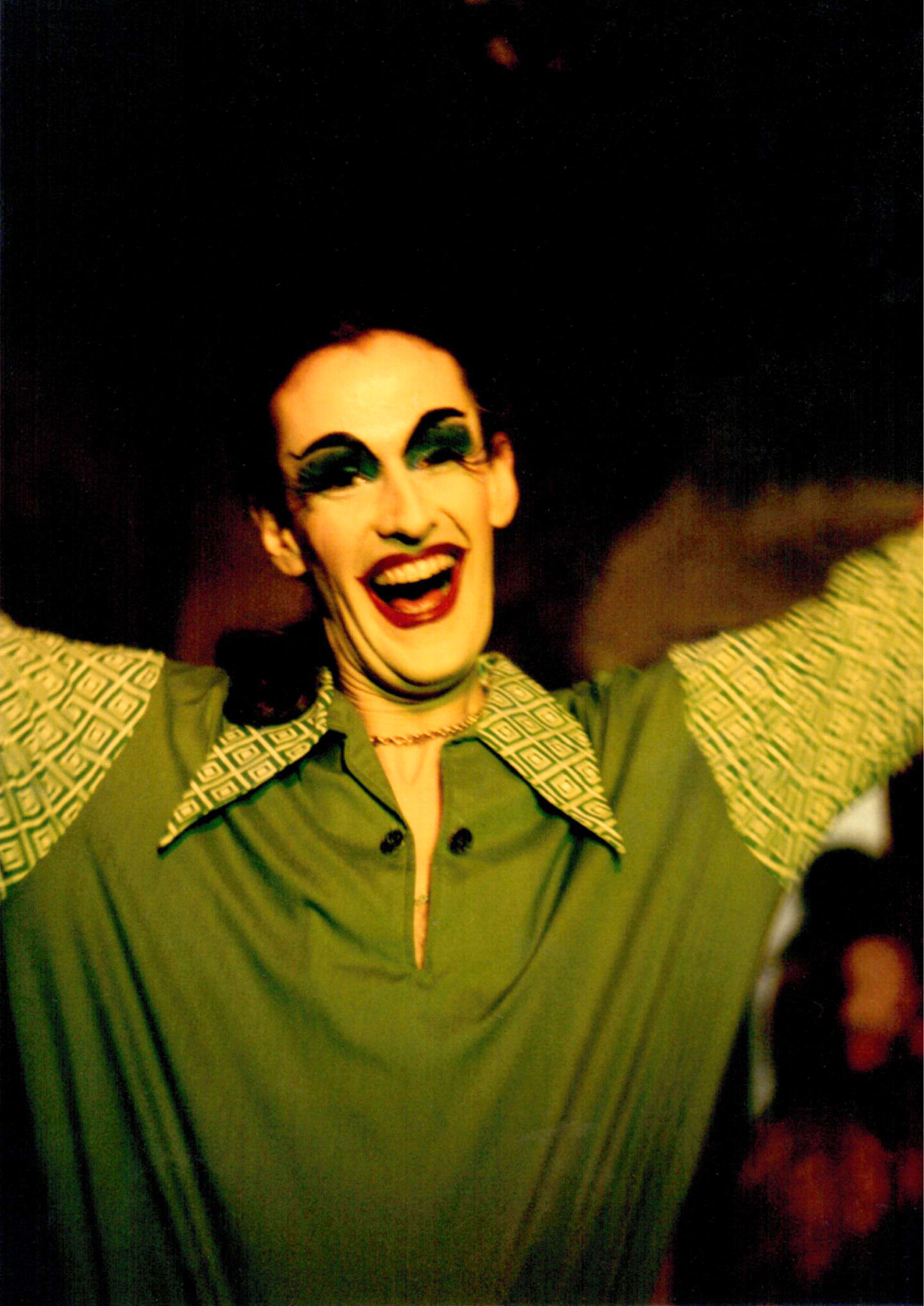 1995-01-19-SF-Tales-of-the-Unexpected-Candid-Cafe-02-Danny-Arms